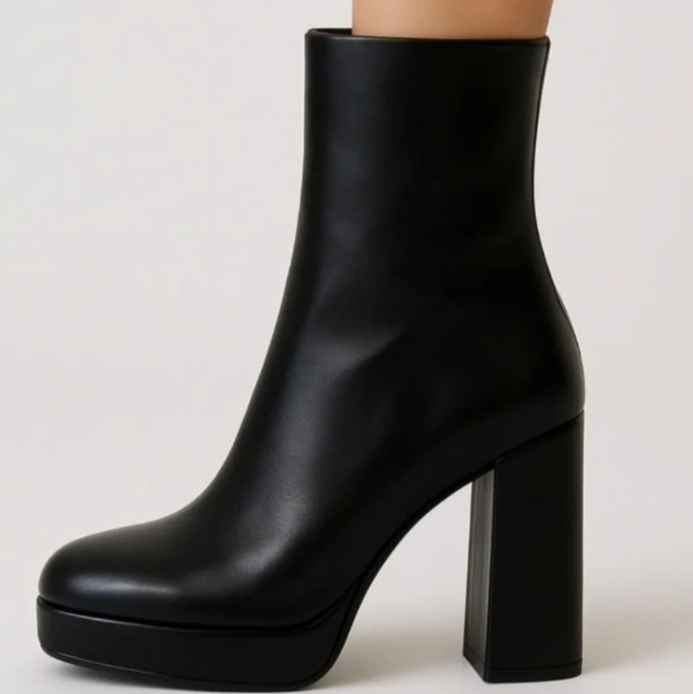 French Connection women's gogo ankle boot, Size 6.0 New with box.